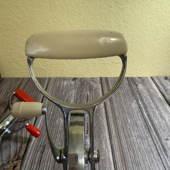 2 Vintage Egg Beaters 1 Red EKCO, 1 Unbranded Off-White Work Great SS Blades - Picture 4 of 8